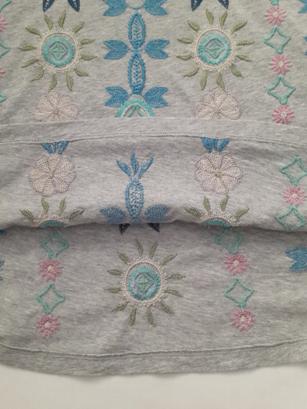 Johnny Was Oriel Flutter Short Sleeve V-Neck Tee Gray Size M - Picture 12 of 13